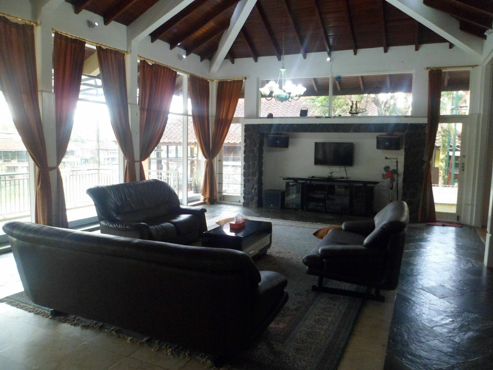 Villa Bukit Danau Чипанас Экстерьер фото