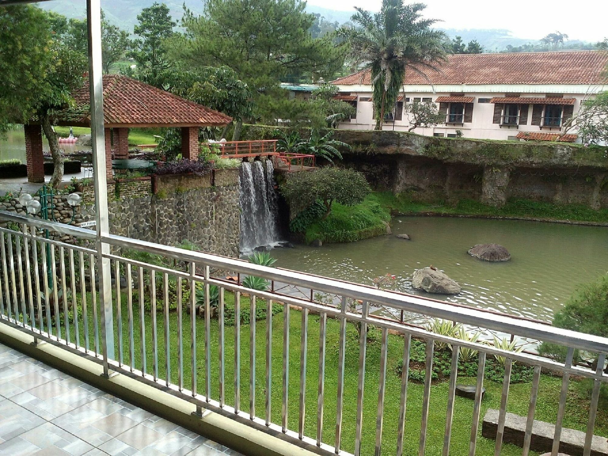 Villa Bukit Danau Чипанас Экстерьер фото